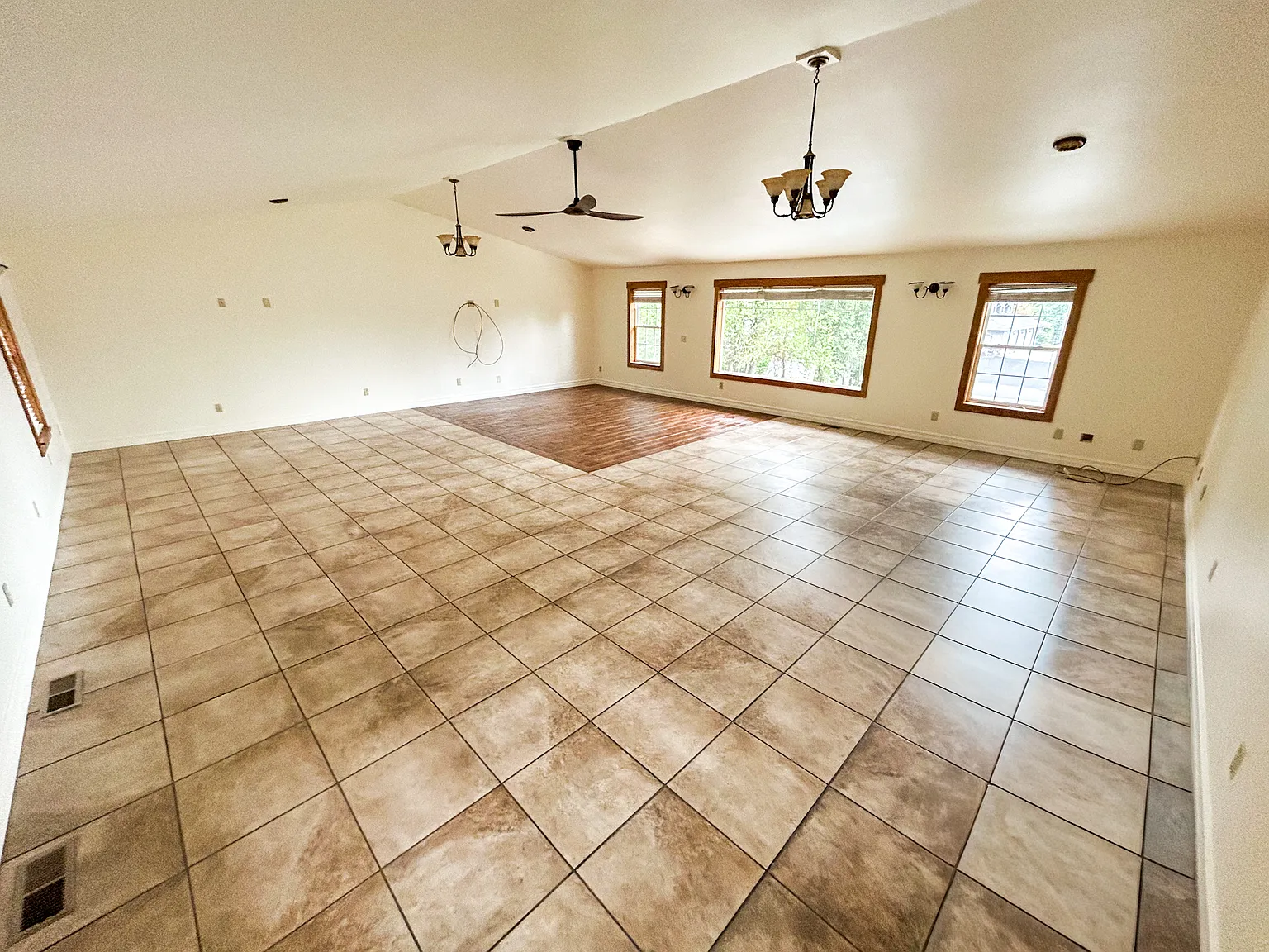 3 bed, 2500 sqft, $3,500 — Photo 2