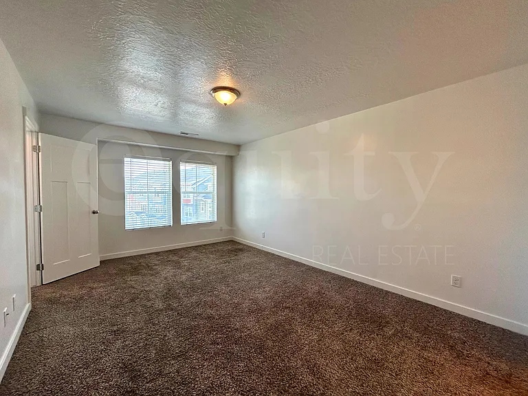 648 E 380 N — Photo 11