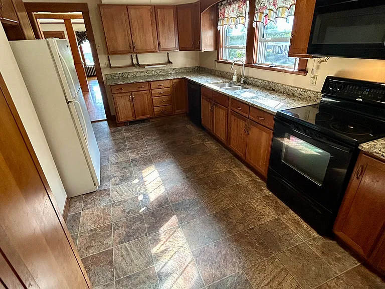 80 Western Ave — Photo 11