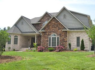 2715 Pfafftown Forest Dr, Winston Salem, NC 27106