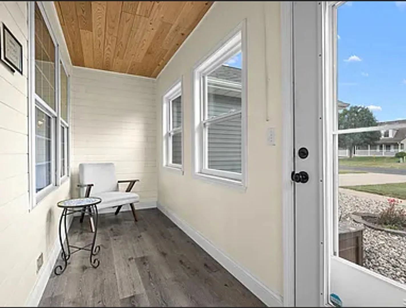 3 bed, 2.0 bath, 1458 sqft, $2,400 — Photo 2
