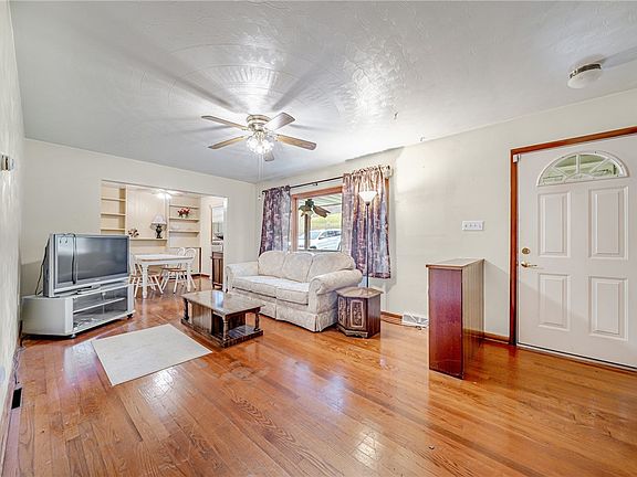 3rd image of 823 Clawson Ave