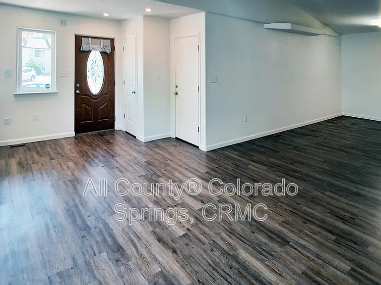 53 Royal Crest Dr — Photo 3