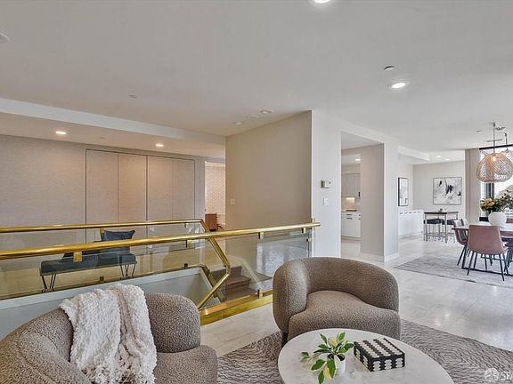5th image of 611 Washington St #2105