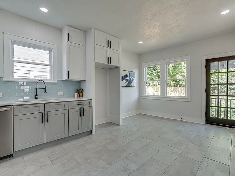 2035 W Summit Ave — Photo 17