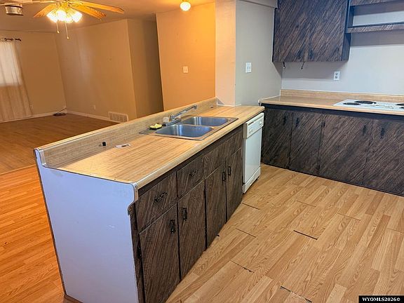 5th image of 101 Honeysuckle St