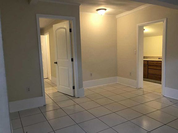 4th image of 313 S Lakeside Dr APT 2