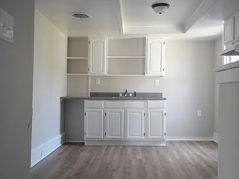 1208-1208 1/2 Isabella St — Photo 15