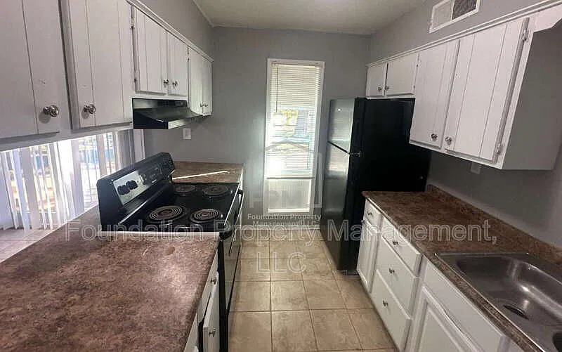 3 bed, 2.0 bath, 1096 sqft, $1,345 — Photo 3