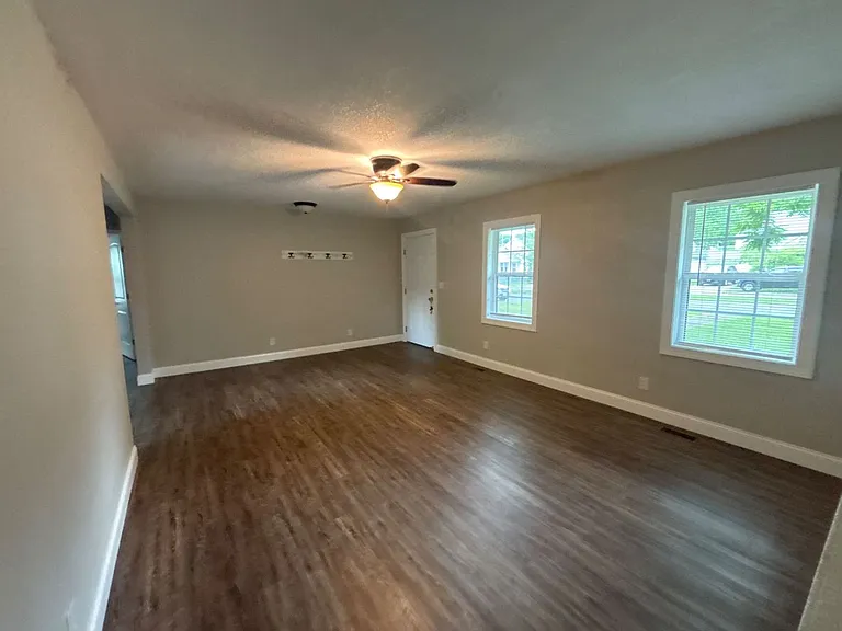 1112 E Holston Ave — Photo 3