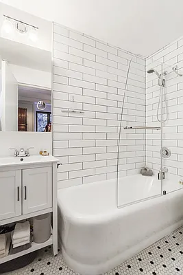 Sold by Nest Seekers International | media 4