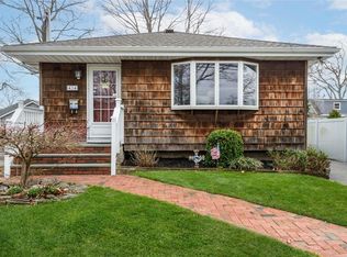 414 Oak Neck Rd, West Islip, NY 11795