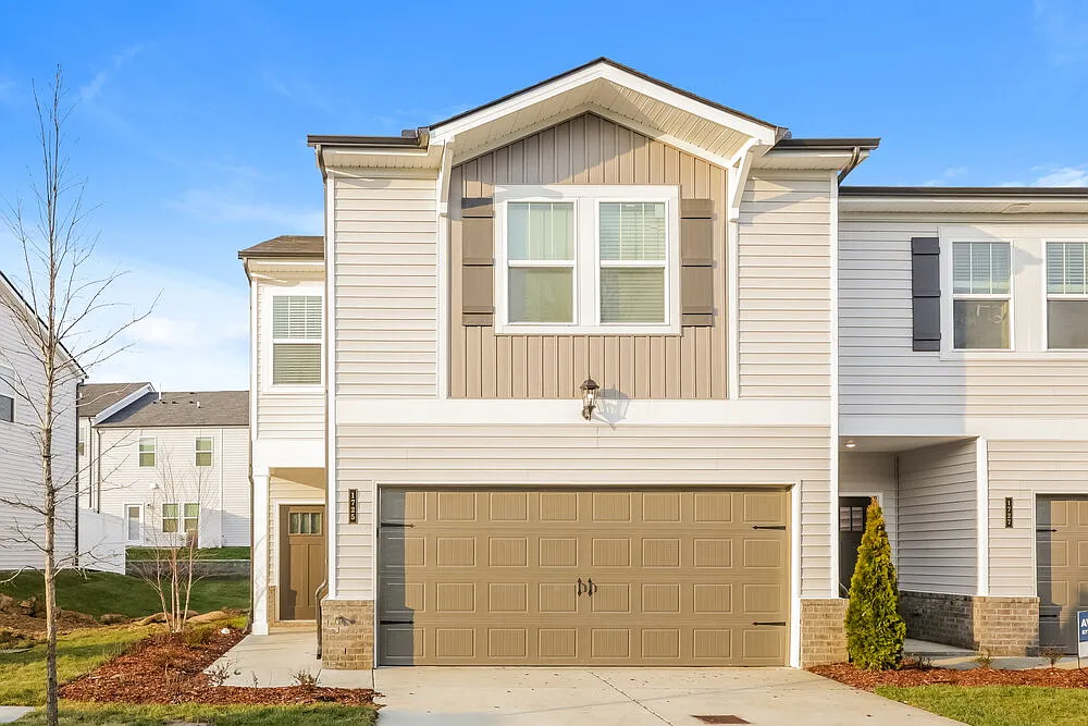 3 bed, 2.5 bath, 1834 sqft, $2,215 — Photo 1
