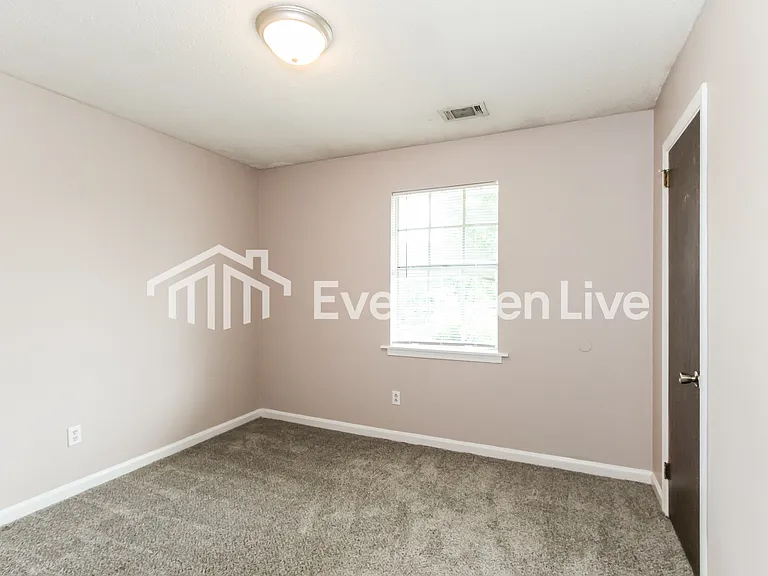 528 Leewood Ln — Photo 10