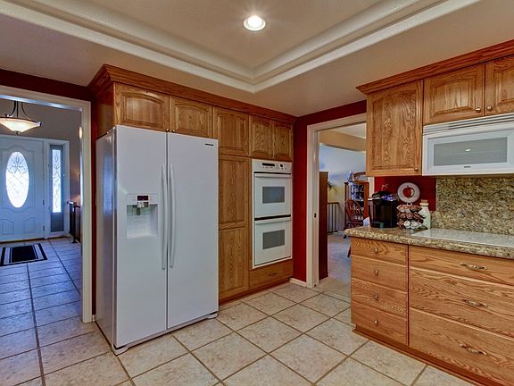 4th image of 990 S Hedin Cir