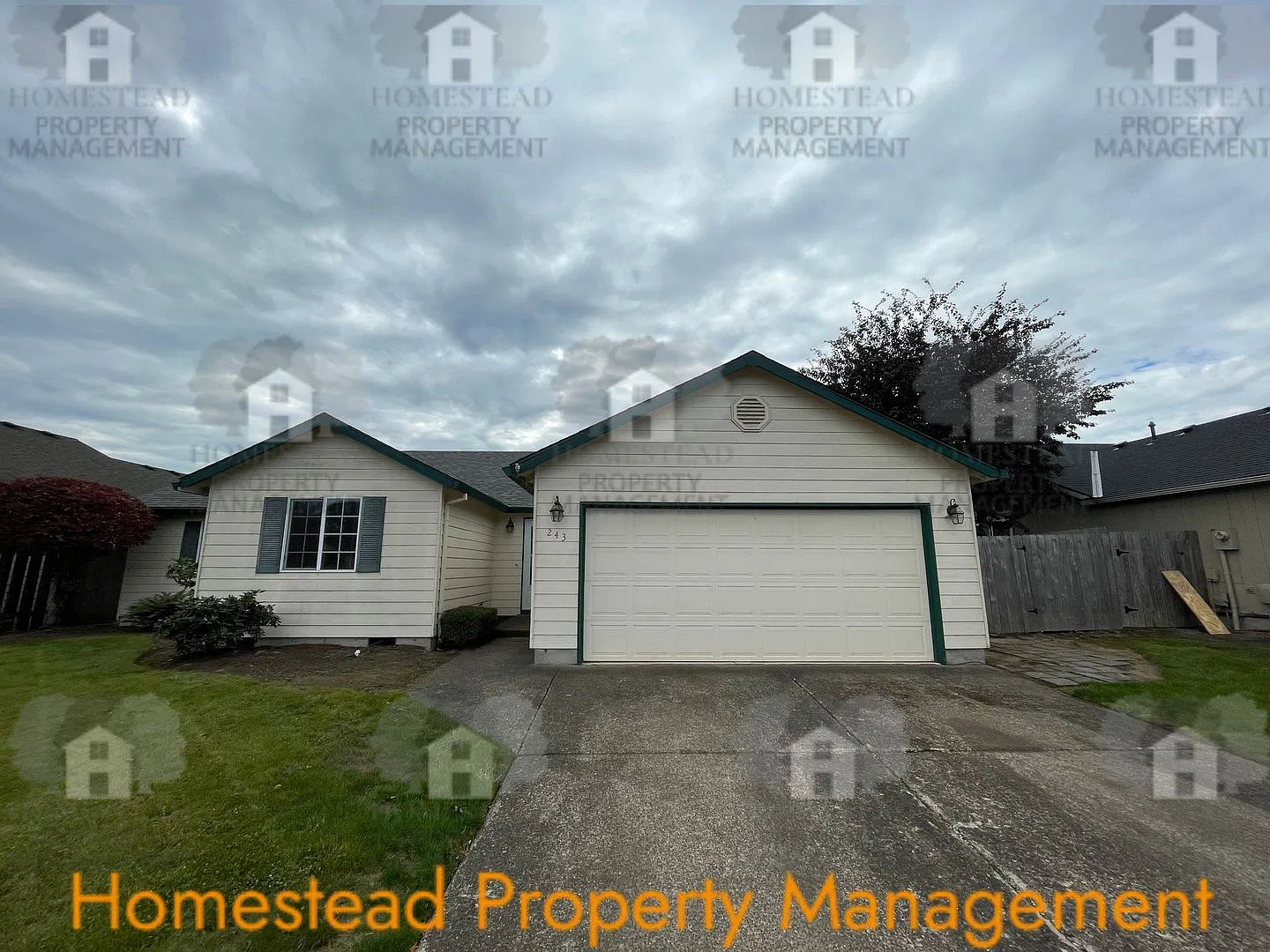 Hard to find single level 4 bedroom! — Photo 1