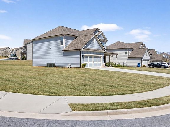 3rd image of 1829 Alberta Ln
