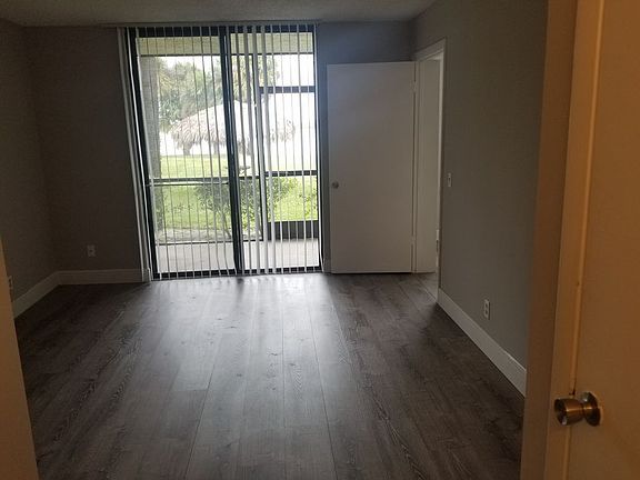 5th image of 714 Executive Center Dr APT 13