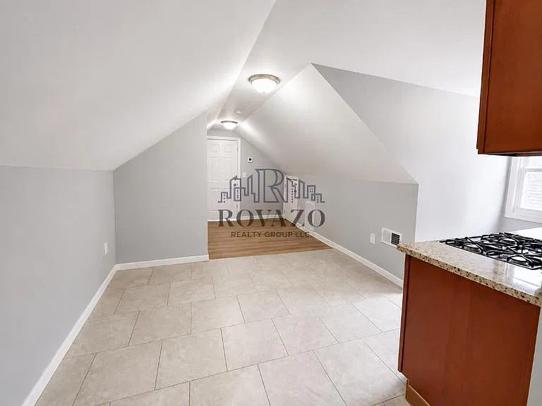 3 bed, 800 sqft, $2,100 — Photo 4