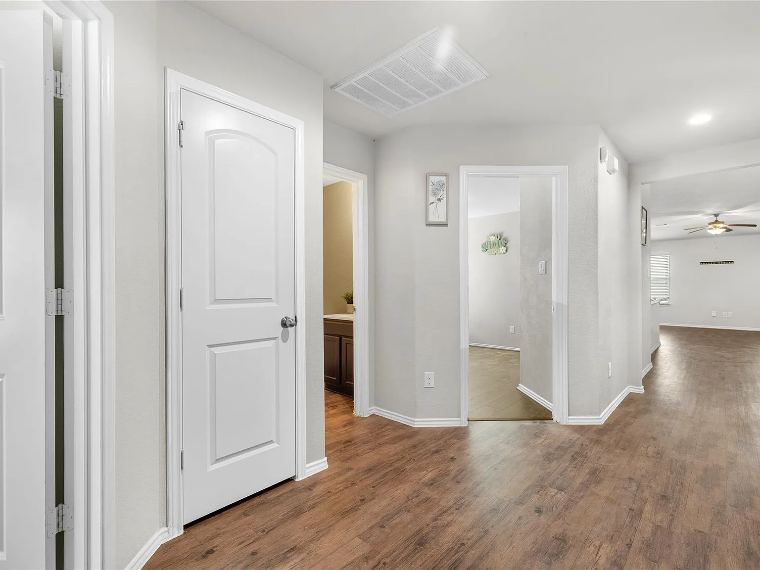 3 bed, 2.0 bath, 1465 sqft, $2,000 — Photo 4