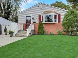 60 3rd St, Lindenhurst, NY 11757