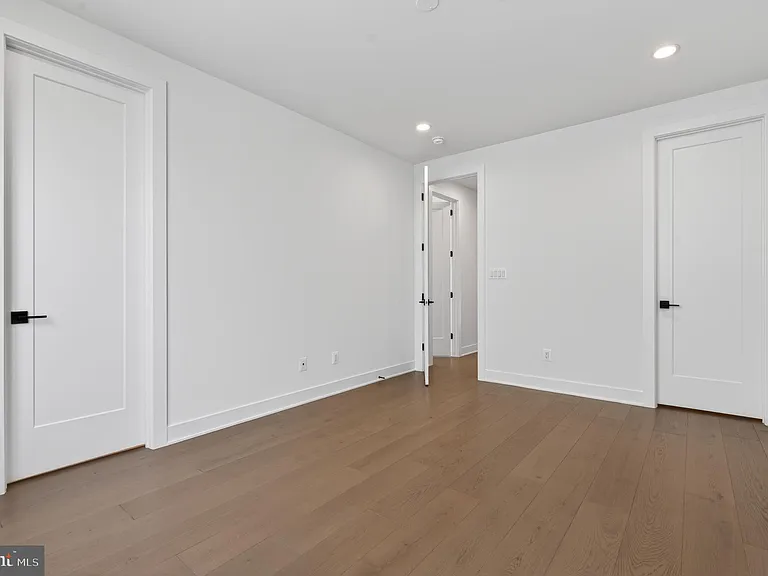 861 N Manchester St — Photo 53