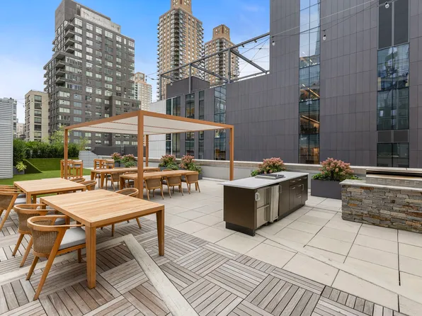 50 Riverside Boulevard image 15 of 26