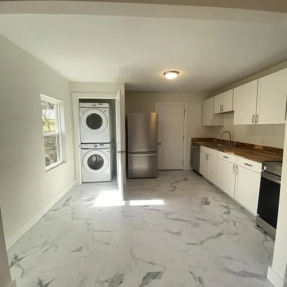 2413 Webster Ct — Photo 2
