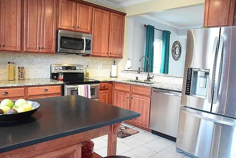3 bed, 3.0 bath, 2439 sqft, $2,690 — Photo 3