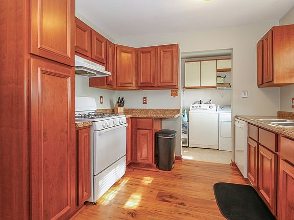 4th image of 141 Cedarwood Ave