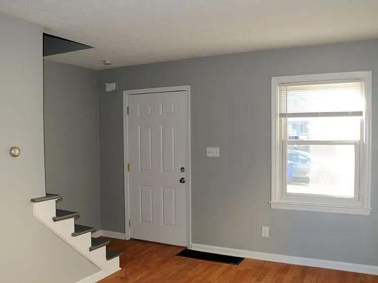 924 S Harris Ave — Photo 2