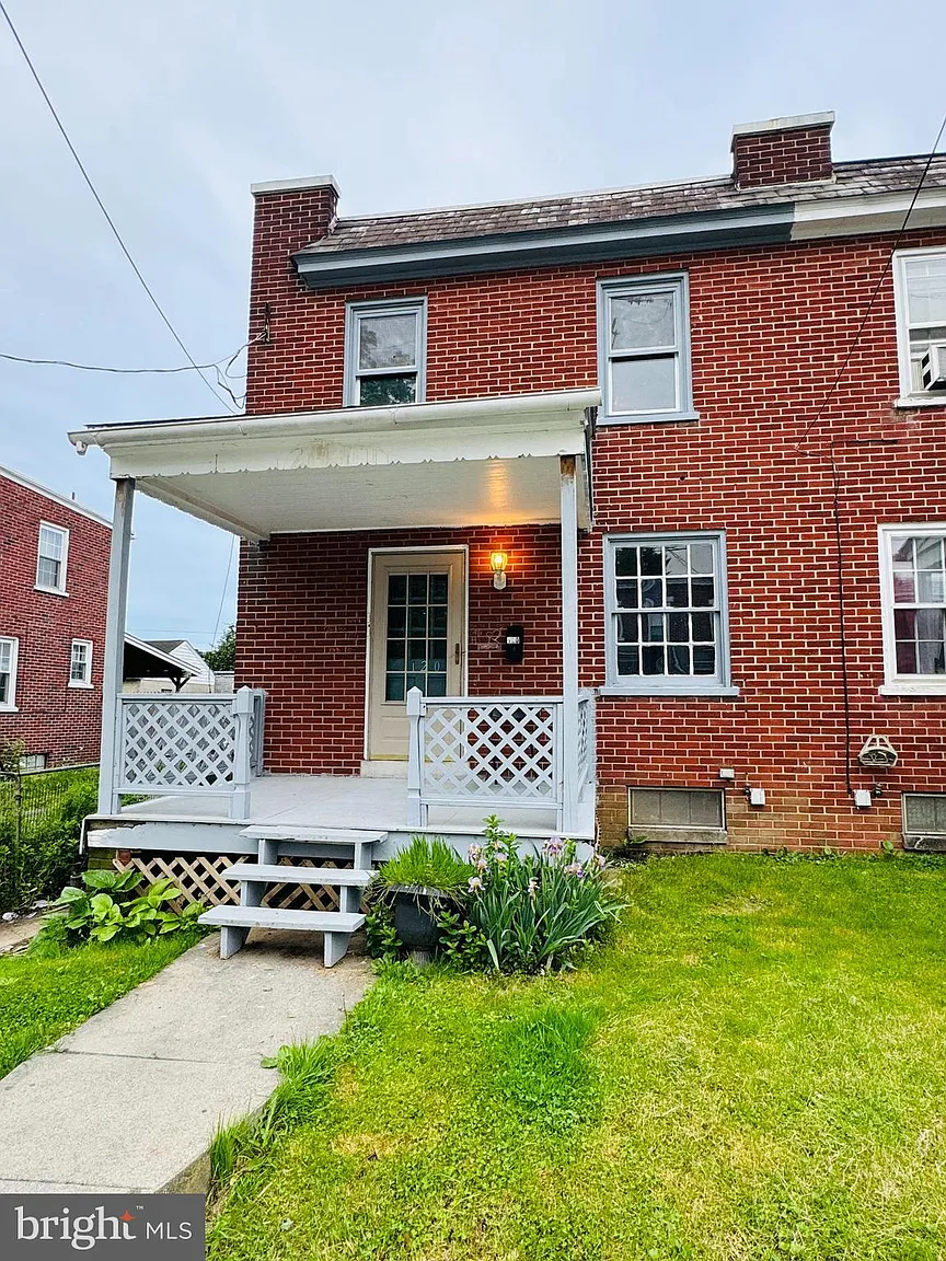 120 S Pearl St photo 1