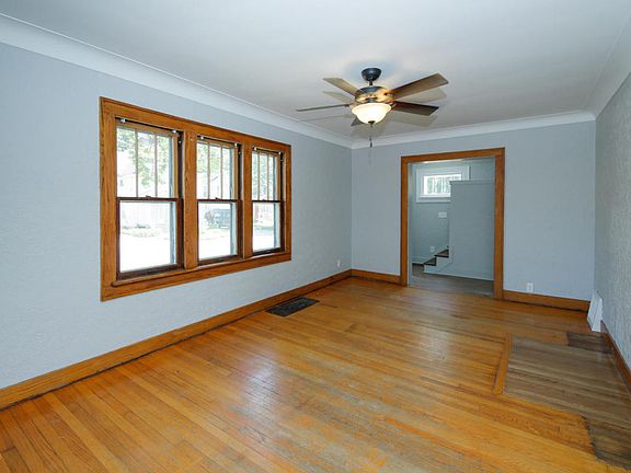 3rd image of 1006 Oak St