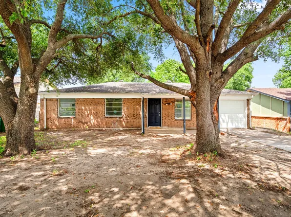 911 Ronald St, White Settlement, TX 76108