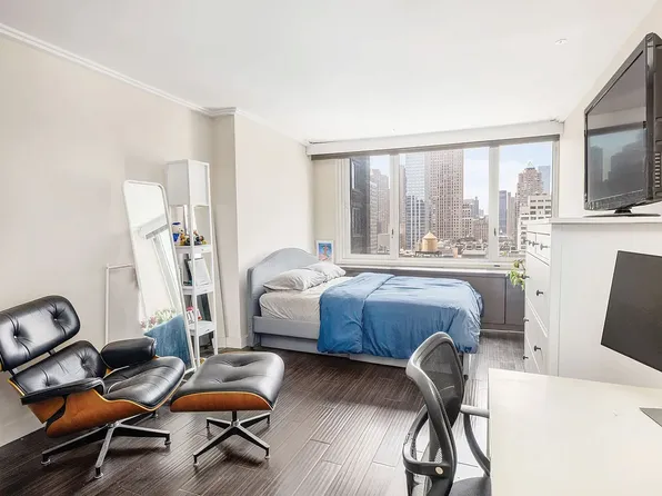 322 West 57th Street image 4 of 15