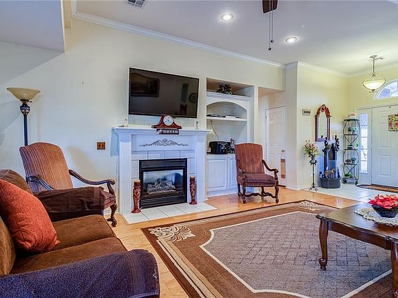 4th image of 306 Center Dr