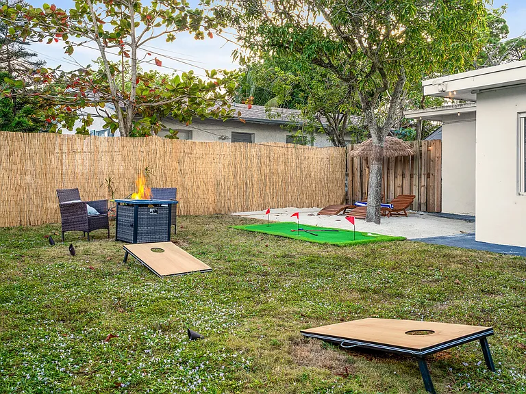 3961 NE 10th Ave — Photo 37