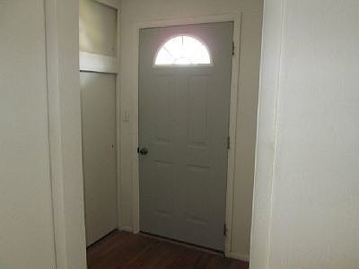 Entryway w/closet