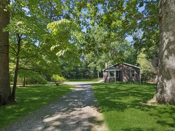 35 Pidgeon Hill Road, Huntington Station, NY 11746