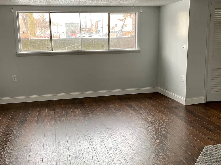 109 W Illinois St — Photo 10