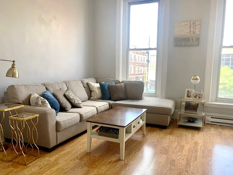1423 W Chicago Ave — Photo 2