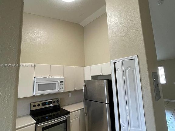 4th image of 2903 SE 17th Ave Unit 200