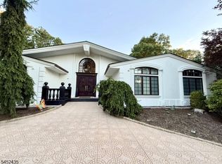 8 Driftwood Dr, Livingston, NJ 07039