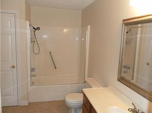 2nd image of 108 Tiffany St