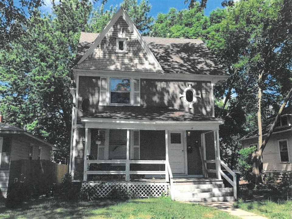 1st image of 831 Paris Ave NE
