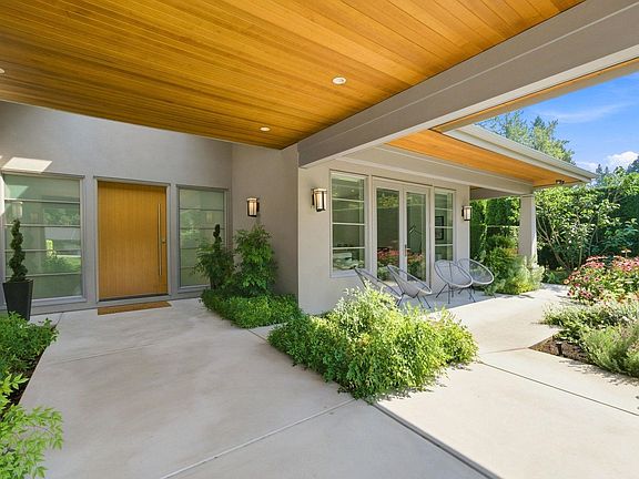 4th image of 376 Saint James Cres