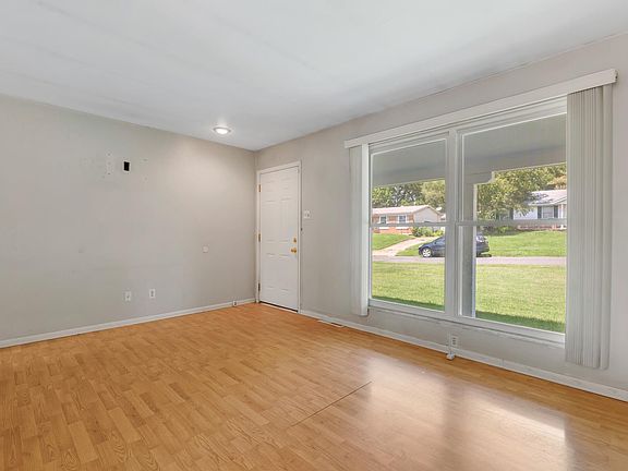 5th image of 32 Gray Brooke Ln