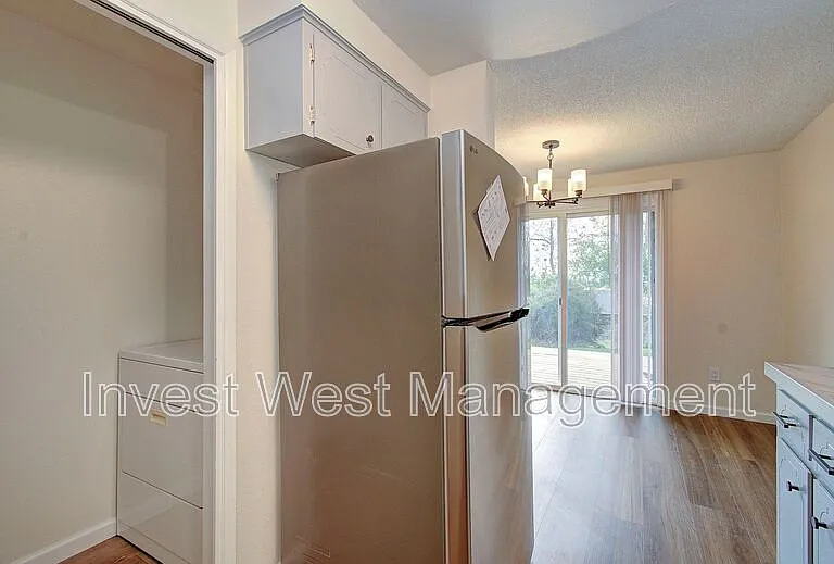 2920B Harney St — Photo 30