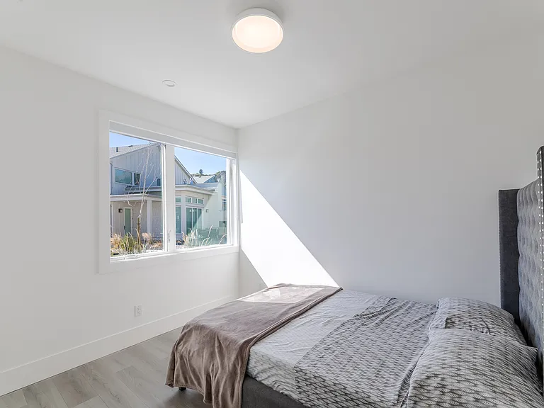Landry Cres — Photo 20