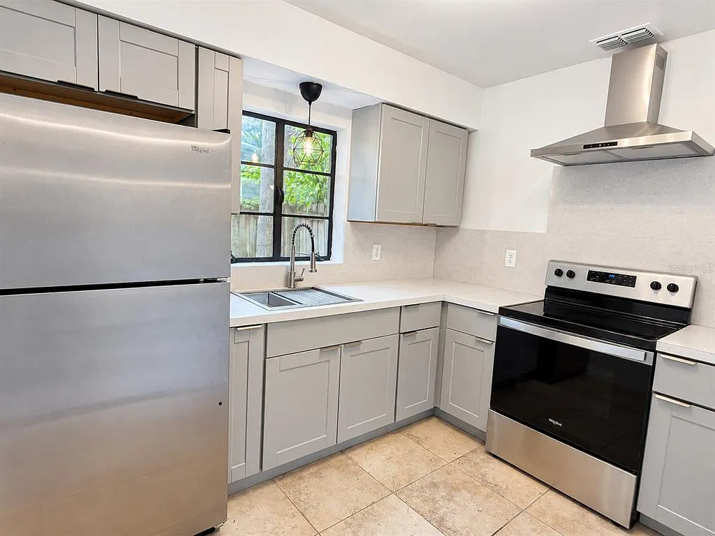 2 bed, 1.0 bath, 1056 sqft, $2,200 — Photo 2